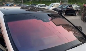 Pellicola Oscurante per Finestrini Auto 89% VLT Rosso Camaleonte, Adesivo Solare per Vetri Auto - Product Image 3