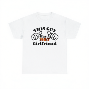 Camiseta con la frase "Este chico tiene una novia guapa", regalo divertido de aniversario para novio, camiseta para el Día de San Valentín - Product Image 1