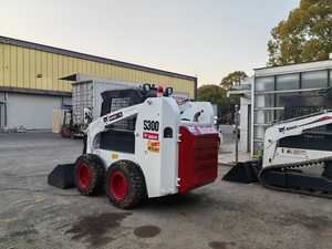 Chargeuse compacte S300 d'occasion, modèle 2022, capacité de charge nominale de 1 tonne, moteur à faible nombre d'heures de fonctionnement - Product Image 4