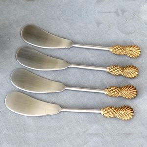 Ensemble de Spatules à Fromage en Acier Inoxydable avec Manche en Forme d'Ananas Doré, Design Unique en Métal Plaqué Argent - Product Image 2