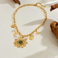 Collier Charme Jardin Fantaisiste en Acier Inoxydable Plaqué Or PVD 18K avec Perles Marguerites et Breloques Cage à Oiseaux pour un Style Quotidien Ludique
