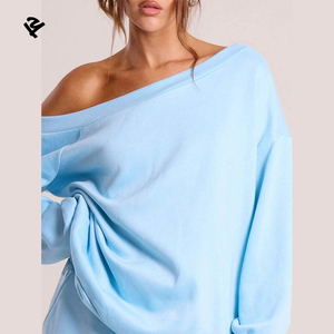 F240278 Set Loungewear Oversize Personalizzato da Donna, 2 Pezzi: Felpa con Spalle Scoperte e Pantaloni a Zampa Larghi, Completo Autunnale - Product Image 4