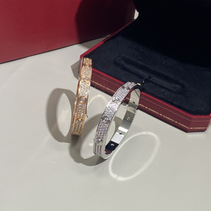 Bracciali di coppia personalizzati in fabbrica, di alta qualità, classici, a diamante pieno, alla moda, all'ingrosso, a prezzi accessibili per Cartierred - Product Image 1