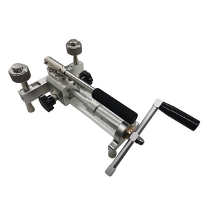 XINYIYB YWQ-1443 Pompe d'étalonnage hydraulique numérique portable automatique 700 bars en acier inoxydable avec garantie de 2 ans - Product Image 1