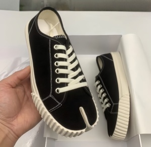 รองเท้าผ้าใบเดนิมแบบผูกเชือก ดีไซน์เฉพาะตัว สีดำ รองเท้าเดินพื้นเรียบ ระบายอากาศได้ดี กันลื่น สวมใส่สบาย เหมาะสำหรับทุกเพศ - Product Image 1