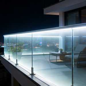 Rampe d'escalier flottante en acier inoxydable avec éclairage <span class=keywords><strong>LED</strong></span> <span class=keywords><strong>intégré</strong></span> pour les marches, pour une utilisation dans les appartements de luxe. - Product Image 1