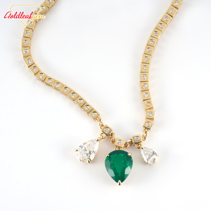 Collier Pendentif Classique Personnalisé en Or Jaune 14 carats avec Pierre en Diamant de Laboratoire Émeraude Forme Poire D VVS, Chaîne à Maillons, pour Fiançailles, Mariage et Soirée - Product Image 1
