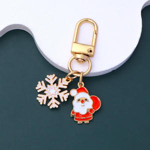 クリスマスの祝祭的なエナメルチャームキーホルダー、ゴールドトーンのメタルキーホルダー、サンタ、トナカイ、雪の結晶、リース、キャンディケインのペンダント付き - Product Image 2