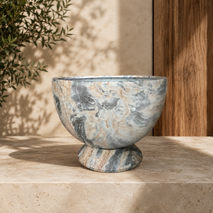 Pot de fleurs décoratif moderne en fibre de verre avec finition marbre, prêt à être expédié, pour jardin, terrasse ou extérieur. - Product Image 6