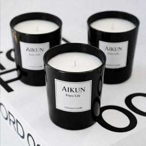 Bougie parfumée AIKUN en verre noir avec boîte personnalisée, parfum pomme et melon, pour une ambiance relaxante - Product Image 6