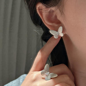 Pendientes de Plata de Ley S925 con Diseño de Mariposa de Estilo Antiguo, Acabado Cepillado Vintage Elegante, Corte Princesa de Diamante de Moda - Product Image 3