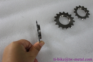 Pignon de piste à vitesse fixe en titane en 14T ou 17T - Product Image 2