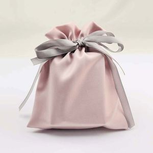Pochette cadeau en satin rose de luxe avec cordon de serrage et nœud en ruban, sac d'emballage pour bijoux avec logo personnalisé pour les cadeaux de mariage - Product Image 1