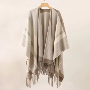 Poncho Largo Personalizado Transpirable con Textura de Espiga, Mezcla de Cachemira a Rayas Beige y Blancas, con Borlas Acabadas a Mano - Product Image 1