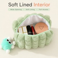Trousse de Maquillage en Peluche Matelassée Douce, Pochette Cosmétique en Fausse Fourrure, Organisateur de Toilette à Large Ouverture avec Fermeture Éclair, Étui de Voyage avec Breloque pour Femme