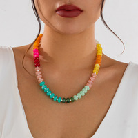 Collier ras du cou tendance pour femme avec perles en pierre naturelle colorées et disques dégradés arc-en-ciel pour le quotidien