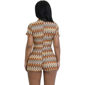 Mono corto ajustado de mujer con estampado de ondas, rayas coloridas, cuello en V, botones y manga corta, a la moda. - Product Image 3