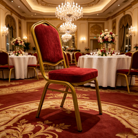 Chaise de banquet de haute qualité avec structure en fer et coussin en velours rouge, design empilable pour les salles de mariage, les banquets et les événements
