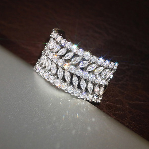 Anello Geometrico a Foglia per Donne, Gioiello Elegante e Scintillante per Matrimonio - Product Image 5