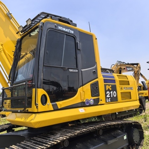Excavatrice hydraulique Komatsu PC210 pc210-10 d'occasion, qualité fiable, 21 tonnes, pour travaux de terrassement sur chantier. - Product Image 4