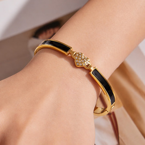 Bracelet pour femme en acier inoxydable plaqué or 18 carats, avec boucle en zircon 5A brillant, design émail noir, anti-ternissement - Product Image 3