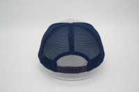 Gorra Trucker Personalizada de 6 Paneles en Gris Melange con Malla Azul Marino en la Parte Posterior y Logotipo en Parche Tejido, Transpirable, para Deportes al Aire Libre y Béisbol