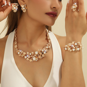 Parure de bijoux transfrontalière européenne et américaine en vogue : collier et boucles d'oreilles en fausses perles et fleurs ajourées pour femme, idéale pour les mariages - Product Image 1