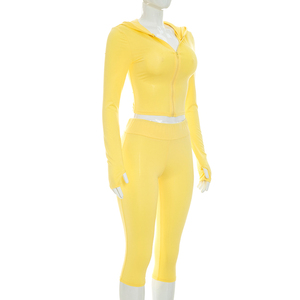 Viviblook D26ST229 Ensemble sportif 2 pièces pour femme : veste à manches longues zippée à capuche et pantalon plissé moulant court - Product Image 5