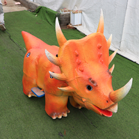 Trottinette électrique dinosaure Triceratops violette pour enfants, siège sécurisé pour la location en aire de jeux intérieure/extérieure