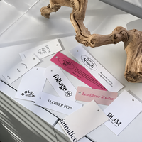 Étiquettes suspendues personnalisées de luxe écologiques pour chaussures, en papier couché, avec logo de marque, dorure et argenture, découpées à la forme