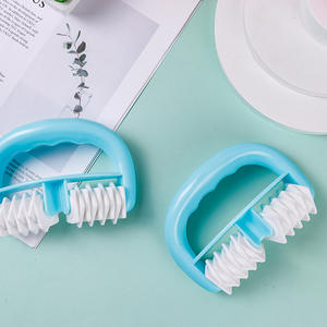 Masajeador manual de plástico con ruedas dobles y mango redondo para masaje de piernas, cintura, cadera y espalda. - Product Image 3