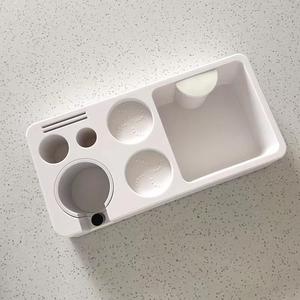 Alfombrilla para tamper de café Bigdick, bandeja de almacenamiento ABS con portavasos para accesorios de máquina de espresso, estilo moderno y sencillo, color blanco - Product Image 1