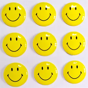 Stiker Wajah Senyum Kuning Kustom Tren Baru Stiker Bentuk Bulat Kubah Sesuai Pesanan Ekspresi Senyum Stiker Epoksi Resin