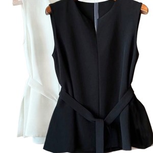 <span class=keywords><strong>Gilet</strong></span> de costume élégant noir et blanc pour <span class=keywords><strong>femme</strong></span>, collection Printemps-Automne 2026, coupe ajustée <span class=keywords><strong>avec</strong></span> <span class=keywords><strong>ceinture</strong></span>, sans manches, style veste courte à motif cheval. - Product Image 6