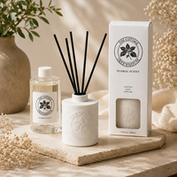 Diffuseur de parfum en céramique blanche de 200 ml personnalisé par Arovi-Factory, avec bâtonnets noirs et boîte cadeau avec fenêtre.