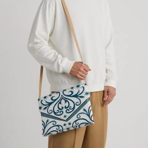 Juego de alfombrillas de oración musulmana con intrincados patrones florales que incluyen bolsa de transporte a juego y decoración de borlas suave y portátil para adoración - Product Image 2