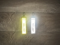 Pendentif réfléchissant Jareflex en PVC jaune argenté avec texte personnalisé, fermoir à boucle, accessoire pour sac à dos, sac à main, bagage, porte-clés, sac de sport
