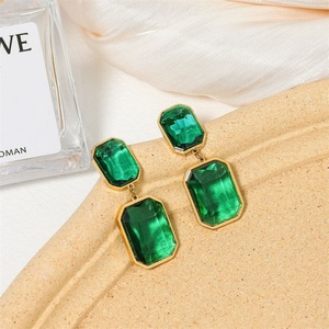 Juego de Joyería Personalizado con Aretes y Collar de Zirconia Esmeralda Verde - Product Image 5