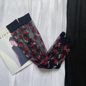 Chaussettes Tabi en maille brodée Rose Gothique Jingwen OEM Oeko Tex100 - Chaussettes transparentes à deux orteils motif floral vintage - Product Image 3