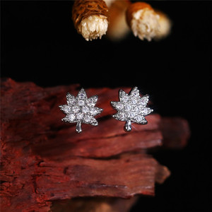Orecchini a Perno con Cristalli a Forma di Foglia d'Acero per Donne, Mini Accessori Eleganti Ispirati alla Natura per Uso Quotidiano - Product Image 1