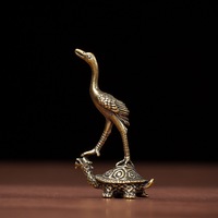 Vente en gros usine : Ornements en laiton en forme de grenouille sur le dos d'une tortue, Statues de grue sur le dos d'une tortue pour figurines de thé, Artisanat métallique en gros