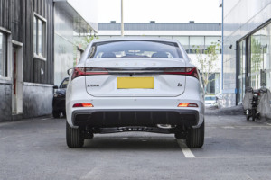 新款<span class=keywords><strong>2026</strong></span>荣威I5 1.5L MT舒适4门5座手动变速箱左转向中国制造价格0千米库存车 - Product Image 4