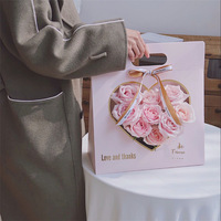 Sac fourre-tout en carton en forme de cœur pour arrangement floral, emballage portable pour roses de la Saint-Valentin, impression offset, fleurs fraîches