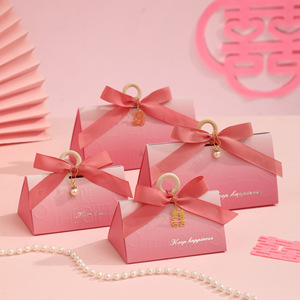 Boîte cadeau triangulaire en relief 3D avec poignée, ruban perlé, sac à bonbons réutilisable pour mariage, emballage en papier recyclé de qualité supérieure, anniversaire - Product Image 1