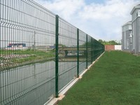 Clôture soudée en treillis métallique courbé en V 3D revêtu d'acier galvanisé de haute qualité et options de porte en treillis pour clôtures et treillis extérieurs