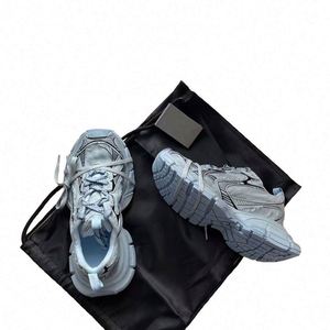 Zapatillas Deportivas Unisex Blancas con Malla Gruesa, Detalles de Cordones Múltiples y Diseño de Dibujo para Streetwear - Product Image 4