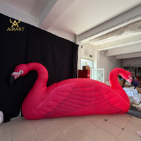 Comptoir de bar gonflable flamant rose décoré pour festivals et mariages, avec plumes réalistes. Montage facile, oiseau gonflable pour exposition en bord de lac.