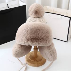 Nouveau <span class=keywords><strong>bonnet</strong></span> d'hiver en tricot pour <span class=keywords><strong>femme</strong></span> avec oreillettes en <span class=keywords><strong>fourrure</strong></span> douce et <span class=keywords><strong>pompon</strong></span> intérieur en polaire confortable pour le voyage - Product Image 5