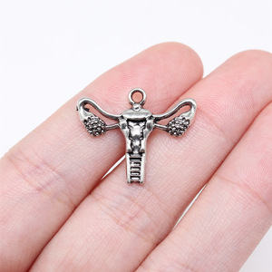 Pendentif Anatomie Utérus et Ovaires 18x23mm en Alliage de Zinc Argent Vieilli, Bijou <span class=keywords><strong>Cadeau</strong></span> <span class=keywords><strong>pour</strong></span> Accouchement et Doula - Product Image 1