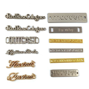 Venta al por mayor diseñado Cadena de cuello de metal para coser etiquetas de logotipo de ropa estilo letra etiquetas de ropa con agujeros perforados a mano - Product Image 1